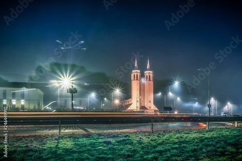 kościół św. Józefa w Opolu-Szczepanowicach nocą we mgle