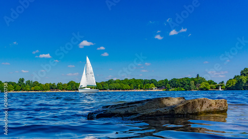 Segelboot auf dem See in Duisburg