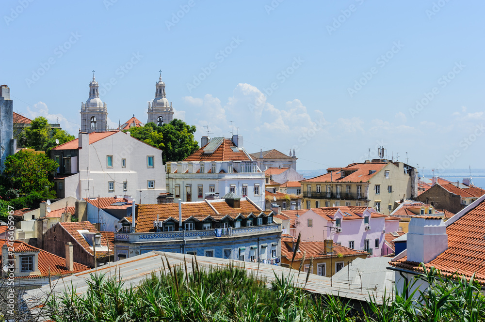 Φωτογραφία The red roofs of the old houses in the Alfama district in Lisbon, Portugal