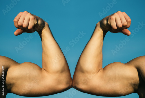 Muscular hand vs strong hand Fototapet