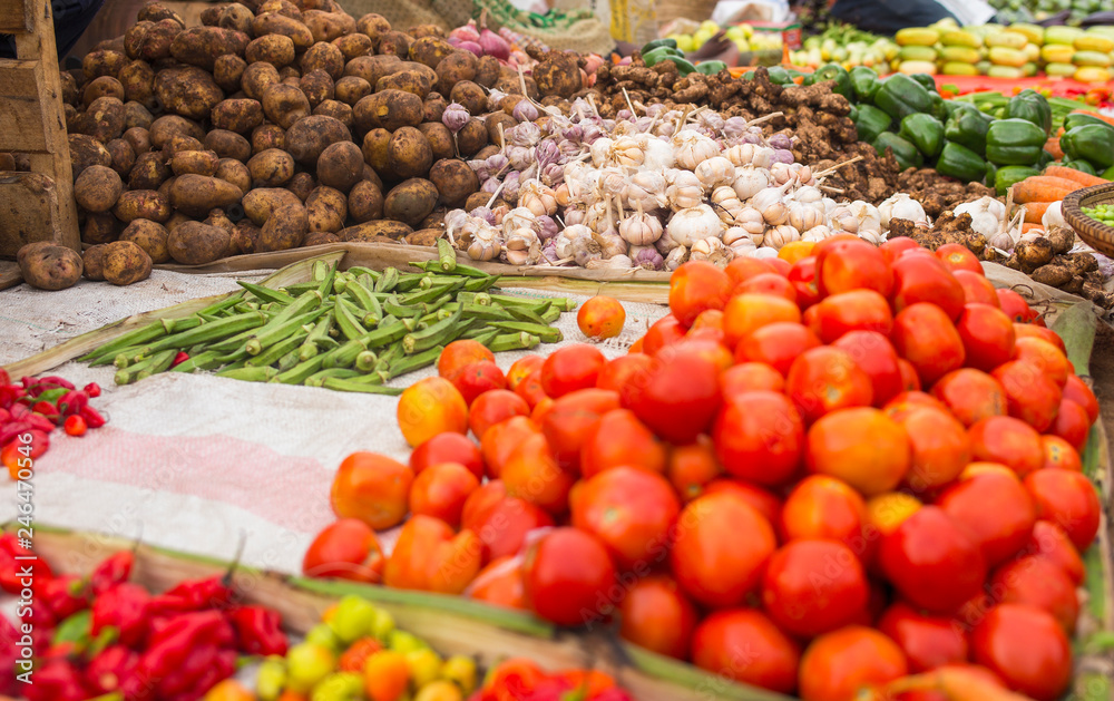 Obraz premium tomatoes and other vegetables on local market in Zanzibar