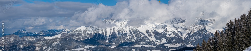 Obraz premium Wilder Kaiser Panorama im Winter leicht wolkenverhangen