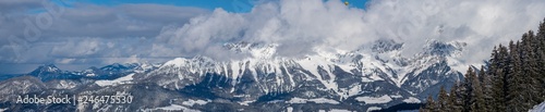 Wilder Kaiser Panorama im Winter leicht wolkenverhangen