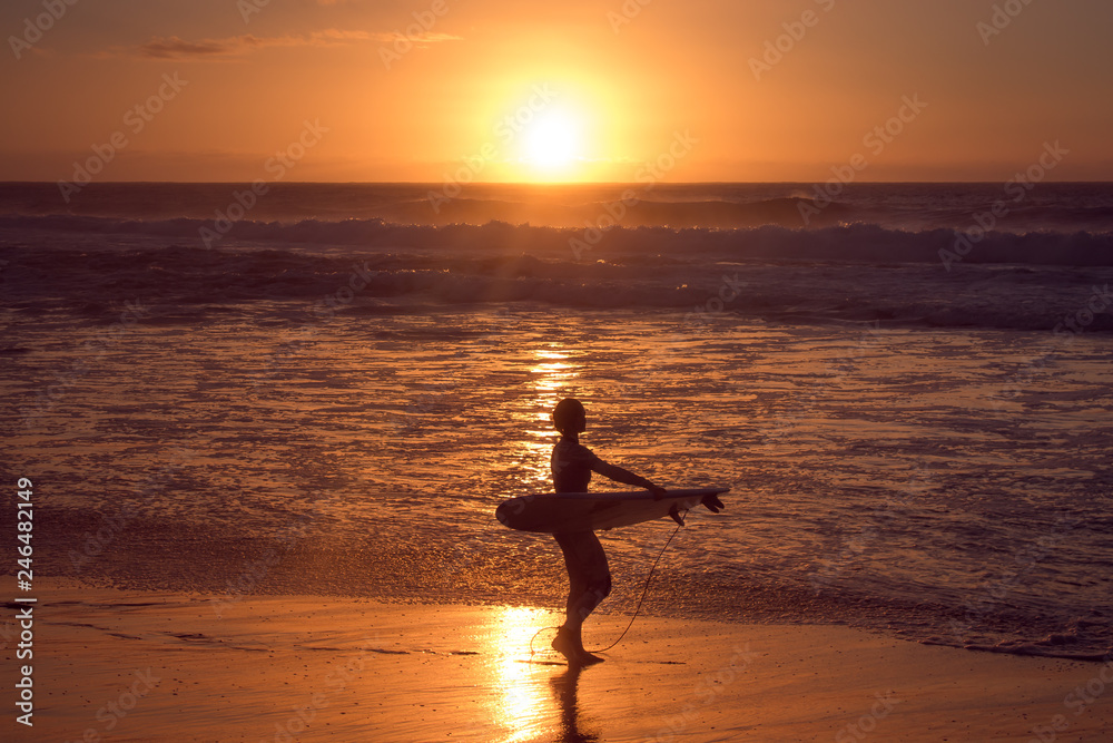 Surfen im Sonnenuntergang Surfen im Sonnenuntergang