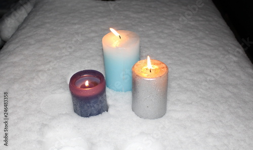3 Kerzen im Schnee