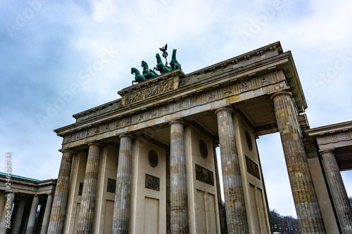 Obraz na płótnie Berlin Brandenburg Gate (Brandenburger Tor) in a rainy day, Berlin, Germany w salonie