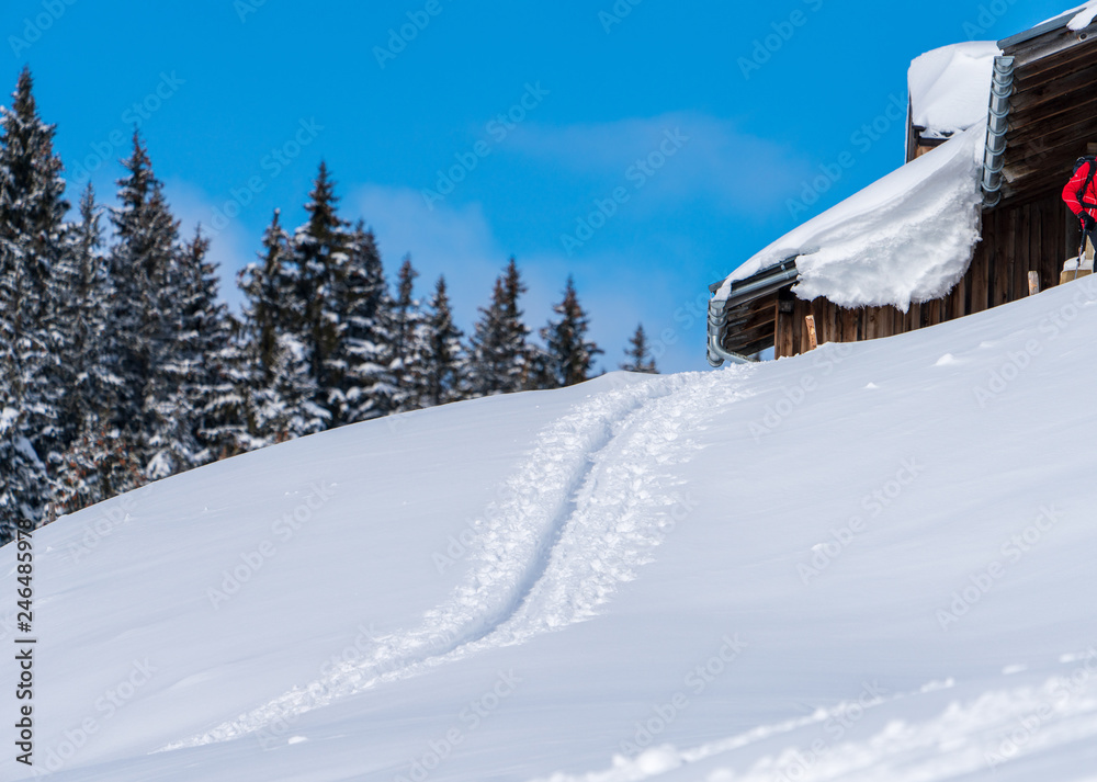 Skitourenspur in Winterlandschaft