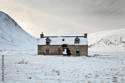 Ruins of an old farm house in Findhorn valley in Scotland Fototapet