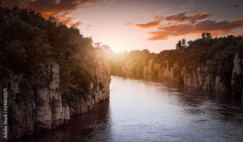 Foto winding river through Palisades State Park in South Dakota