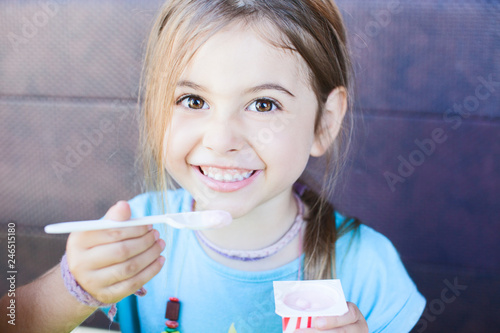 hübsches Mädchen isst ein Joghurt