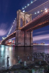Fotobehang Brooklyn Bridge Brooklyn Bridge bij nacht verlicht  © Andriy Stefanyshyn