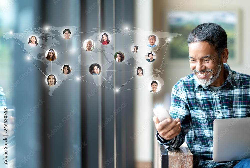 Social media network, Global network connection and people connecting all  over the world map. Smiling happy mature man using smartphone serving  internet connect other person and play social media app foto de