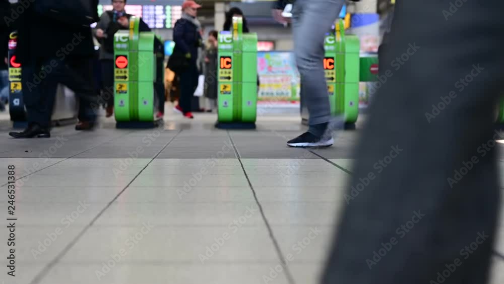 custom made wallpaper toronto digital都心部の通勤風景。自動改札の前を横切る人。