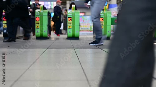 Wallpaper Mural 都心部の通勤風景。自動改札の前を横切る人。 Torontodigital.ca