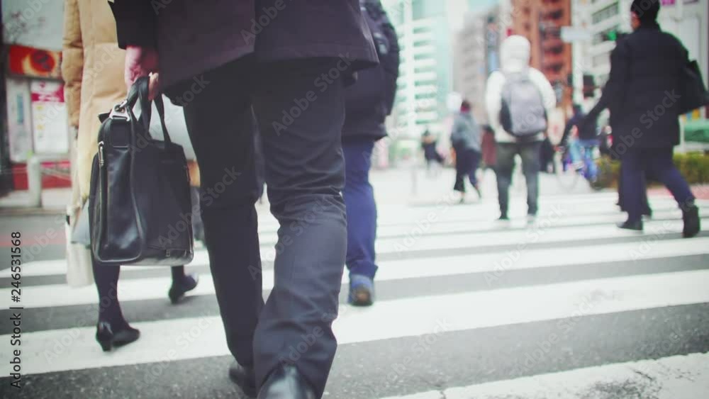 歩く日本人ビジネスマン 歩く日本人ビジネスマン