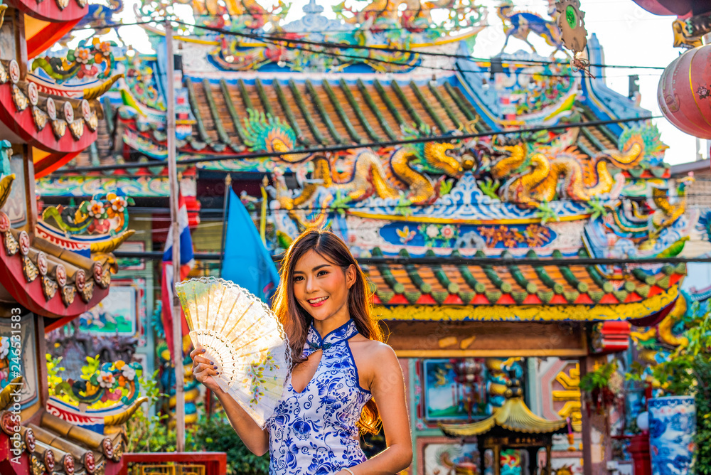 Portraits of a beautiful Chinese woman in the chines shrine is a public place for the people.