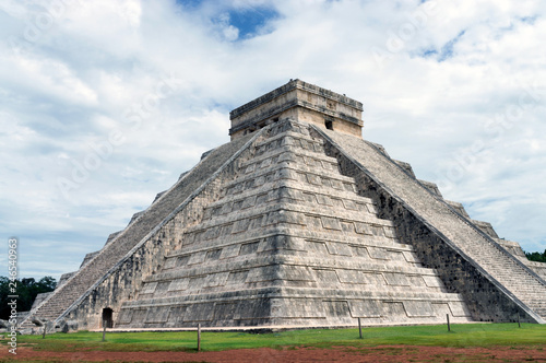 Fototapeta Naklejka Na Ścianę i Meble -  Chichen Itza Mayan Ruins, Pyramid in Yucatan, Mexico