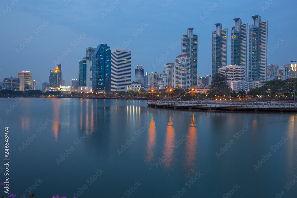 Obraz premium Tło z kwiatów przy basenie, tapety, wieżowce (mieszkania, biura) położone przy basenie, parki, strefy fitness okolicznych mieszkańców.