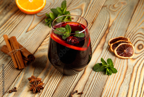 Mulled wine from red wine, with orange and mint.