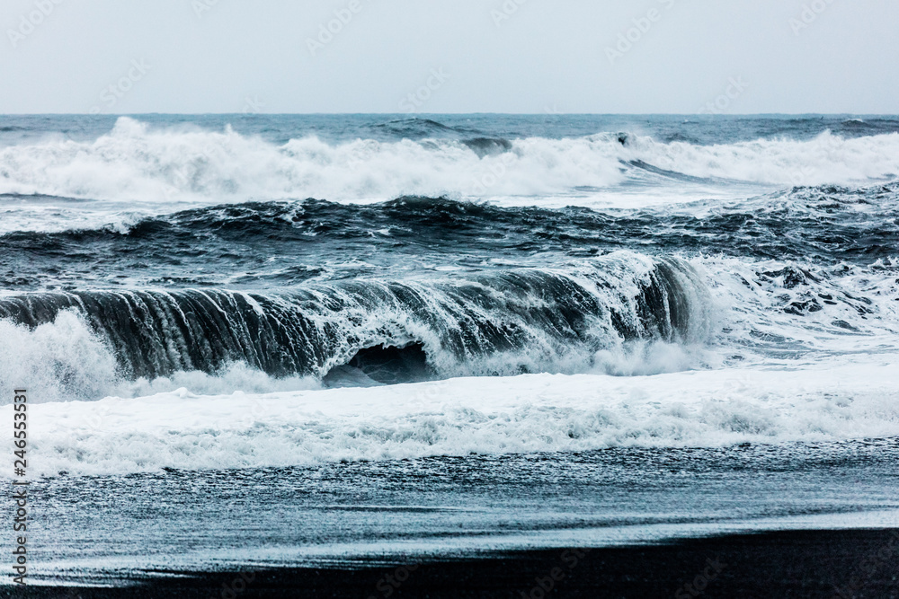 Fototapeta premium Starke Wellen am Strand von Vik, Island