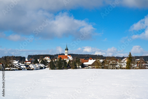 Dorf im Allgäu mit Barockkirche
