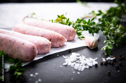Tradycyjna biała kiełbasa. Apetyczna wiejska kiełbasa z ziołami i przyprawami.