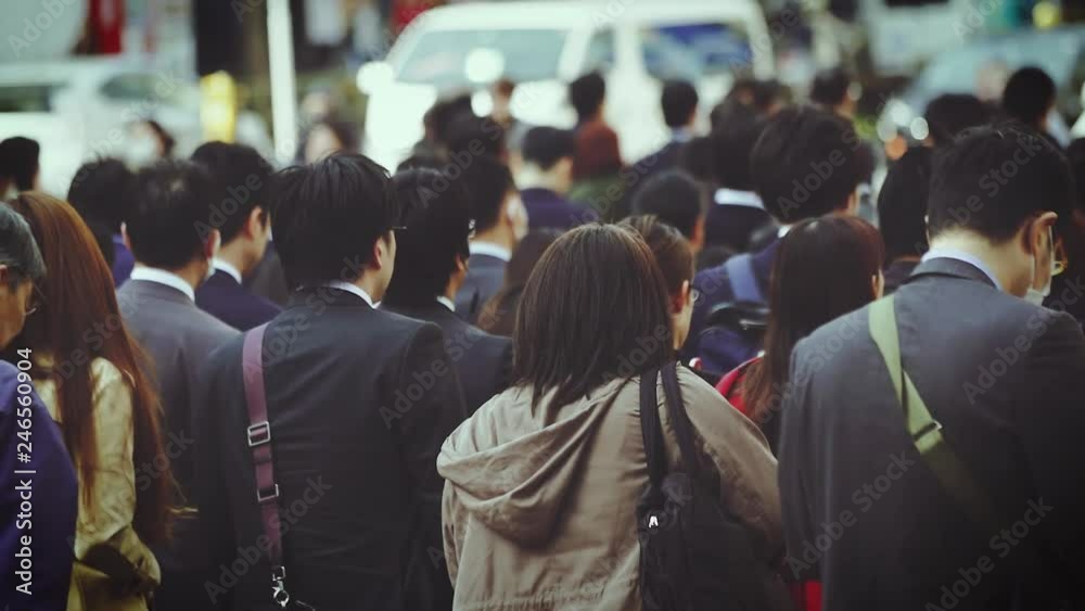 出勤する日本人ビジネスマンの群衆 出勤する日本人ビジネスマンの群衆