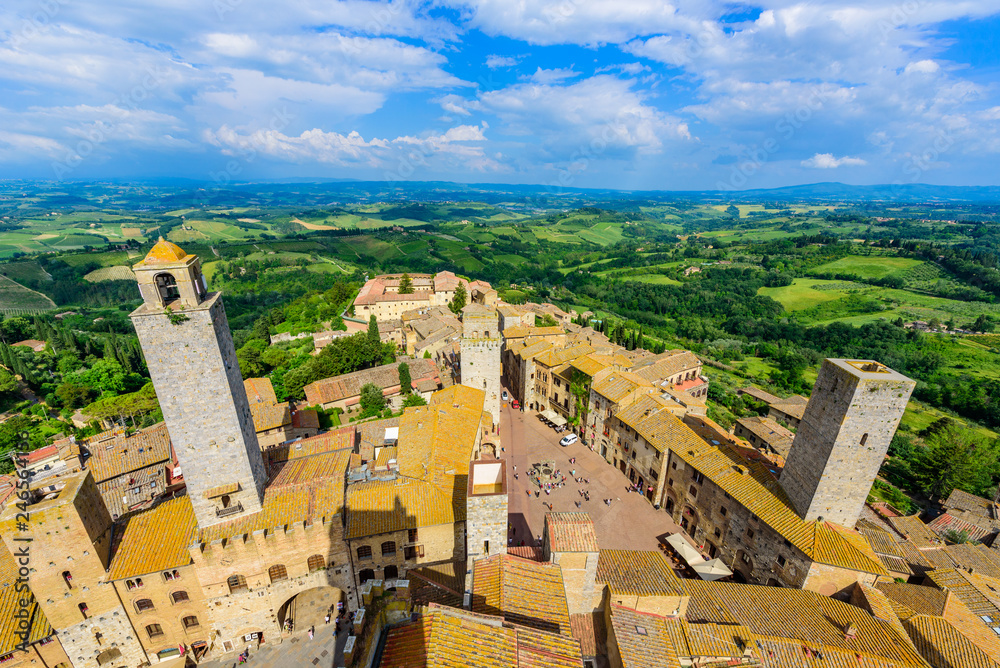 Obraz premium San Gimignano - Aerial view of the historic town with beautiful landscape scenery on a sunny summer day in Tuscany, small walled medieval hill town with towers in the province of Siena, Italy