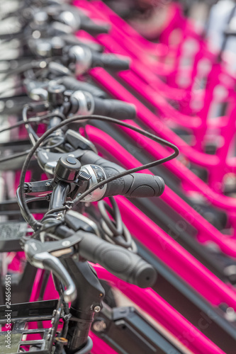 alignement de vélos électriques roses