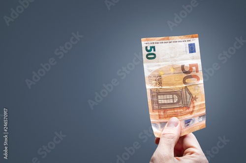 50 Euro Schein gehalten von einer Hand photo