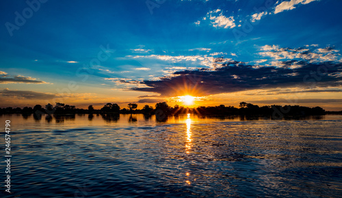 Sonnenuntergang am Fluss in Afrika 