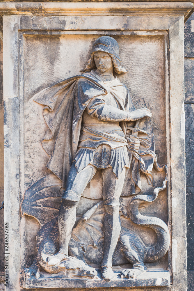 Relief mit Figur eines Ritters auf einer Schlange
