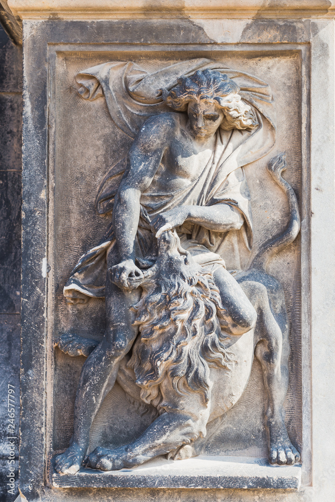 Skulptur eines Menschen der einen Löwen bezwingt