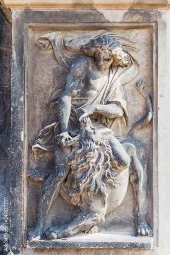 Skulptur eines Menschen der einen Löwen bezwingt photo