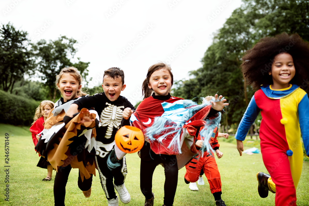 Fototapeta premium Małe dzieci na imprezie z okazji Halloween