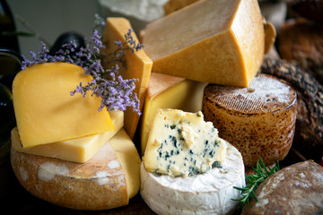 Papier peint photo Restaurant Plateau de fromages affinés artisanaux  © Rawpixel.com