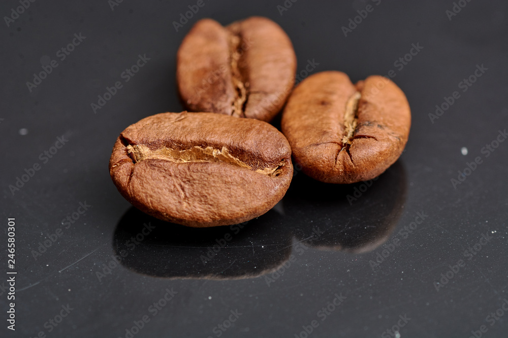 Obraz premium coffee beans on black background consistent with