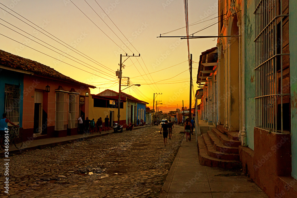 Straße in Trinidad bei Sonnenuntergang Straße in Trinidad bei Sonnenuntergang