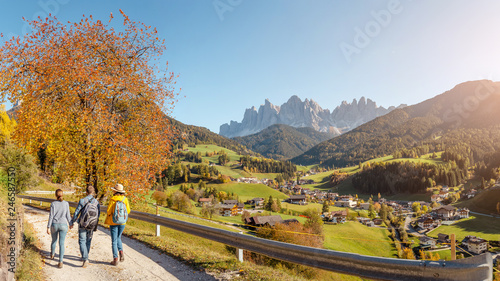 Fotografía Active three friends travel Santa Magdalena village in Funes Valley, Italian Alp