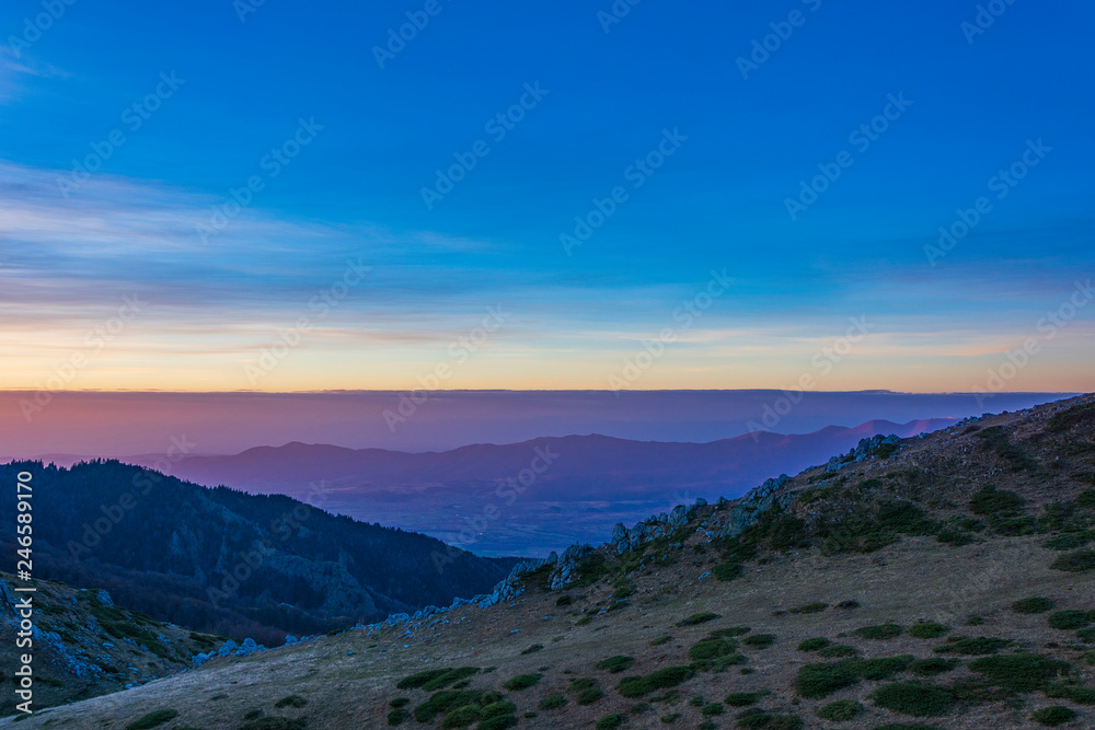 Naklejka premium the colors of the sunset in the mountain