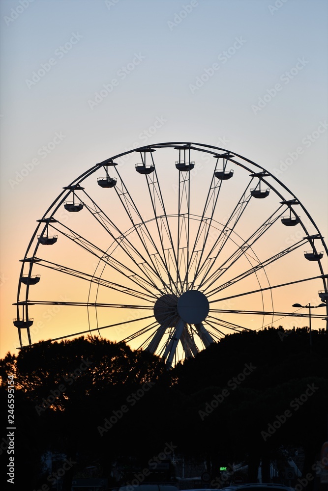 lever de soleil sur grande roue