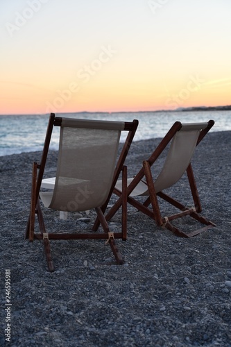 relax sur la plage et coucher de soleil    Nice sur la baie des anges