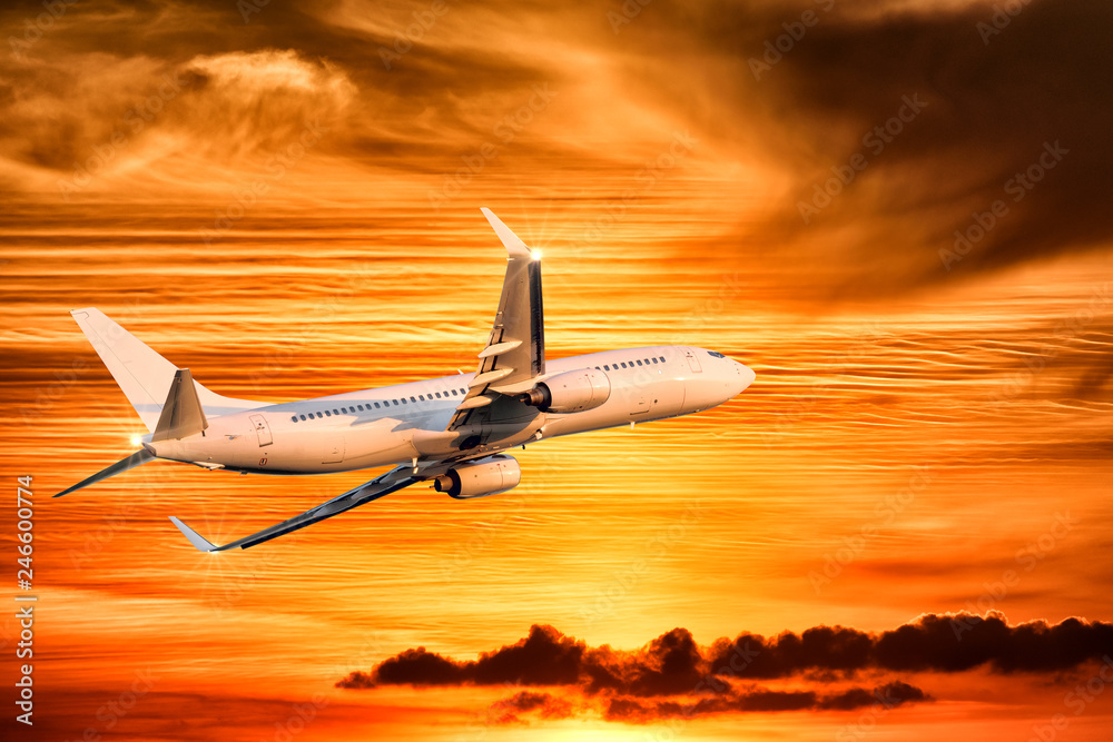 Fototapeta nowoczesny samolot latający na tle malowniczego zachodu słońca niebo krajobraz tło podróży powietrznej koncepcji biznesowej widok z lotu ptaka