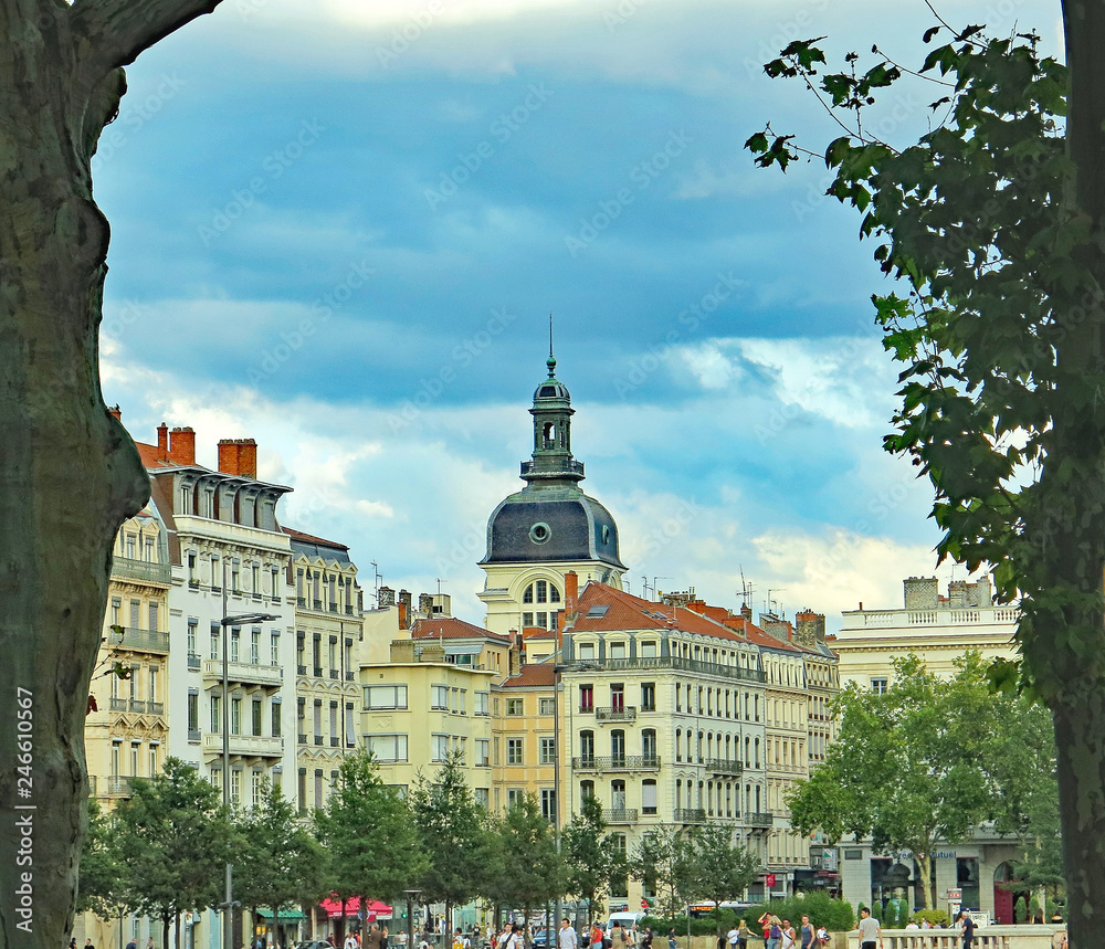 Fototapeta premium Río Rodano a su paso por Lyon, Francia, Europa