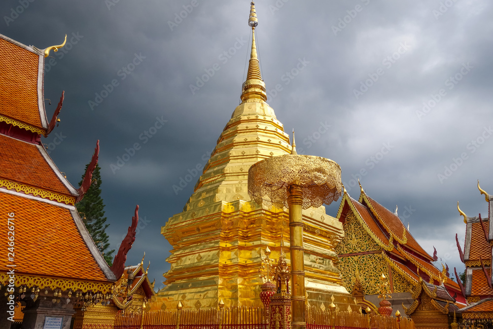 Naklejka premium Wat Doi Suthep golden stupa, Chiang Mai, Thailand
