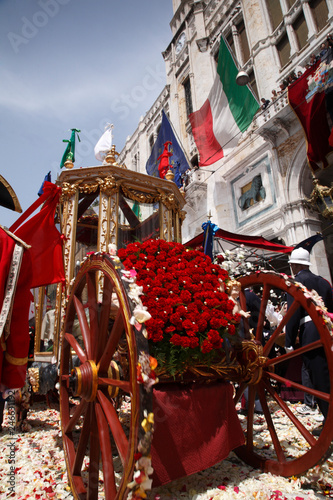 Cocchio nella Festa di Sant'Efisio durante la processione del primo maggio a Cagliari (Sardegna) - Italia © alex.pin