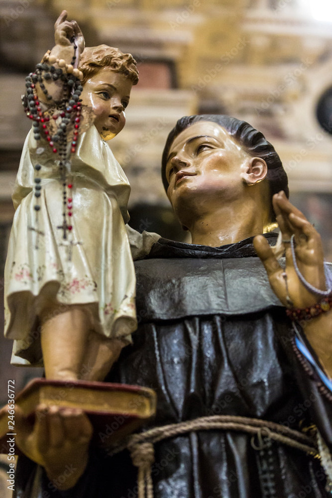 Obraz premium Statua religiosa interni Chiesa del Rosario - Sassari - Sardegna