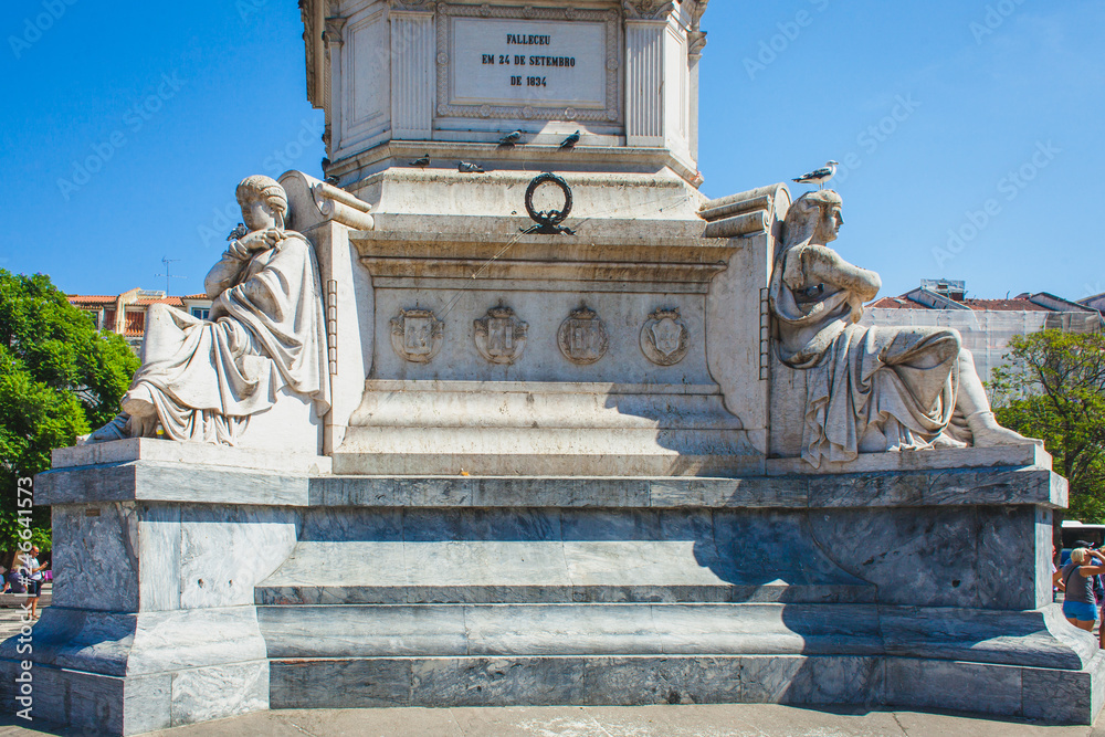 Obraz premium a monument on the square of Rossio in Lisbon