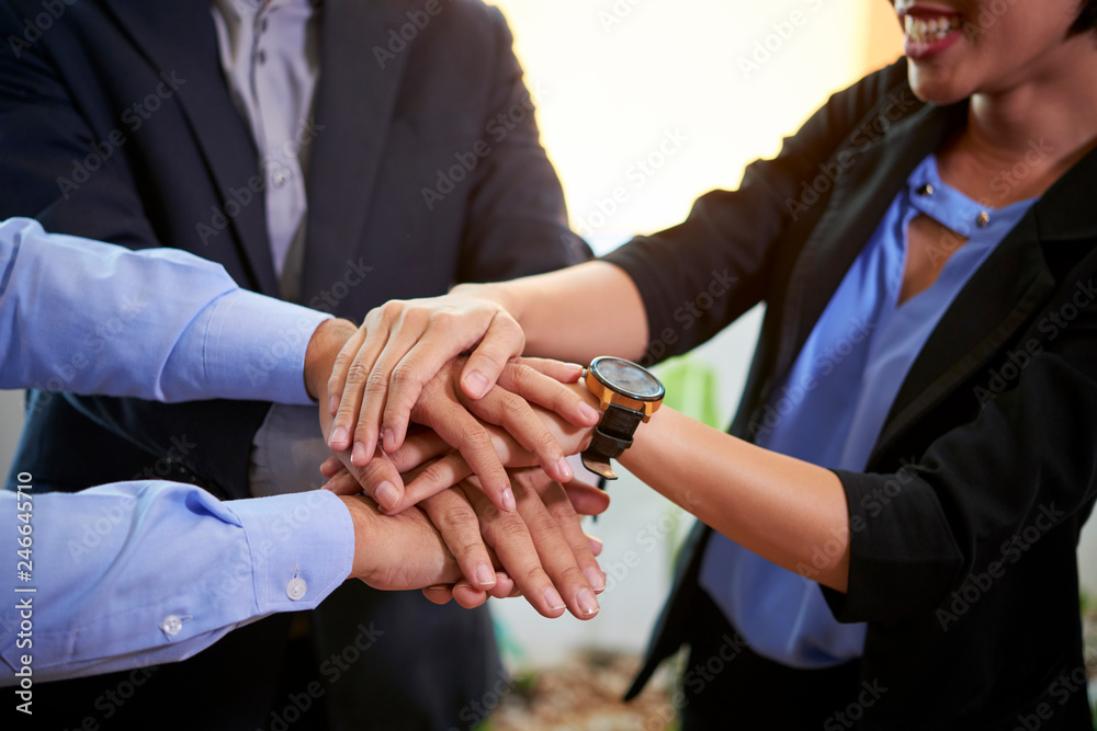Fototapeta Przycięty obraz układania rąk zespołu biznesowego w celu wyrażenia jedności i poprawy komunikacji