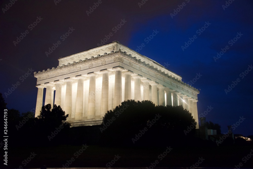 Obraz premium lincoln memorial at night in washington dc